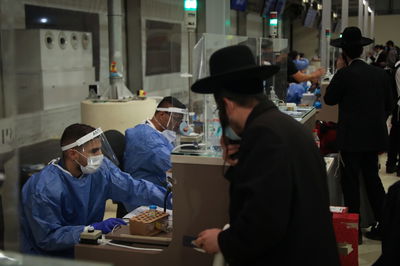 נבדקים בשדה התעופה, אילוסטרציה, למצולמים אין קשר לכתבה