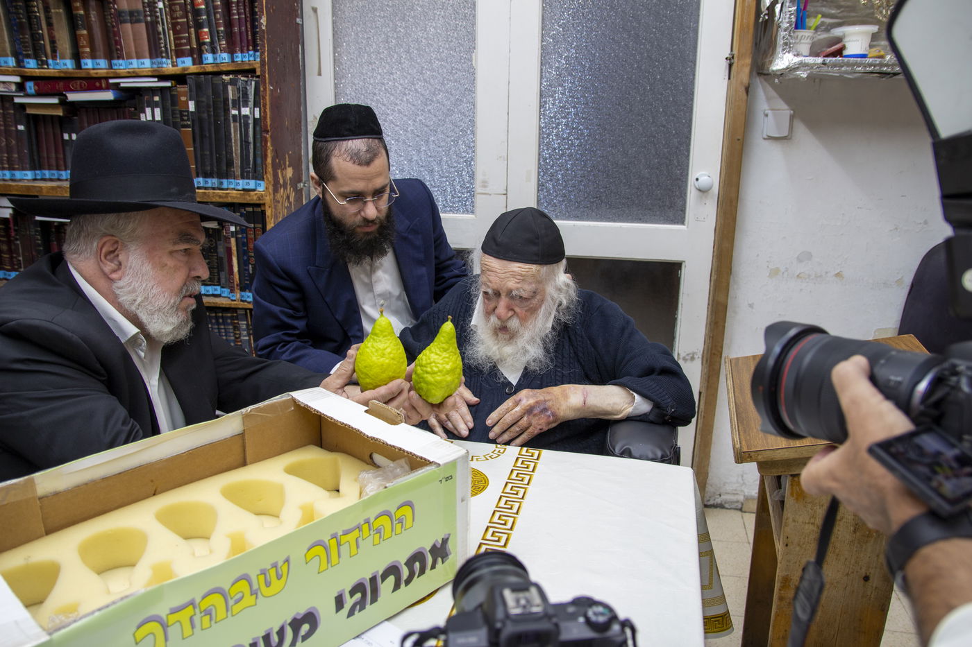 אחרי 'שחרית': גדולי ישראל בחרו אתרוג • צפו