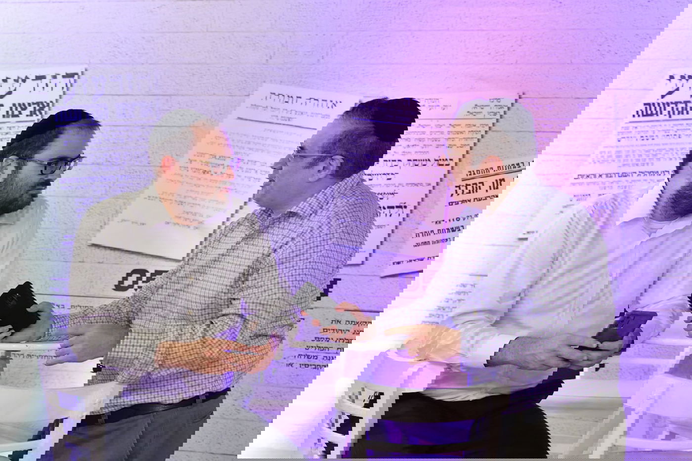 "קירות מדברים" -הצצה נדירה ל-70 שנות מודעות רחוב