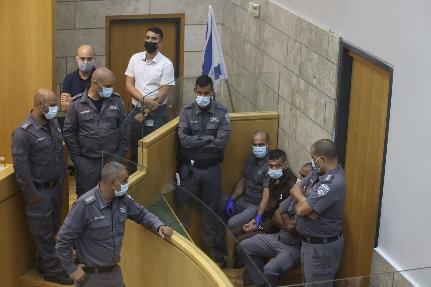 מעצר המחבלים שנמלטו - הוארך; כך הם הובאו לביהמ"ש