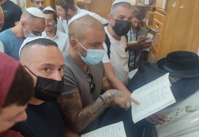 אייל גולן הגיע לאומן, וחילק צדקה • תיעוד