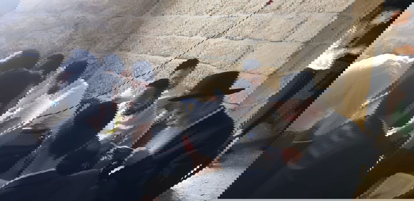 מניין האברכים המגיעים למקום בתיאום ותחת אבטחה כבדה ושמירה הדוקה