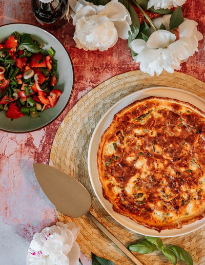 קיש עגבניות וגבינות מהיר עם סלט יווני בצד