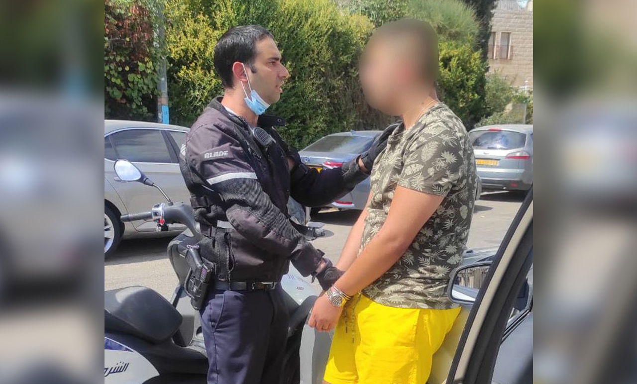 גנב כסף מרכב חונה ונהג ללא רישיון - ונעצר