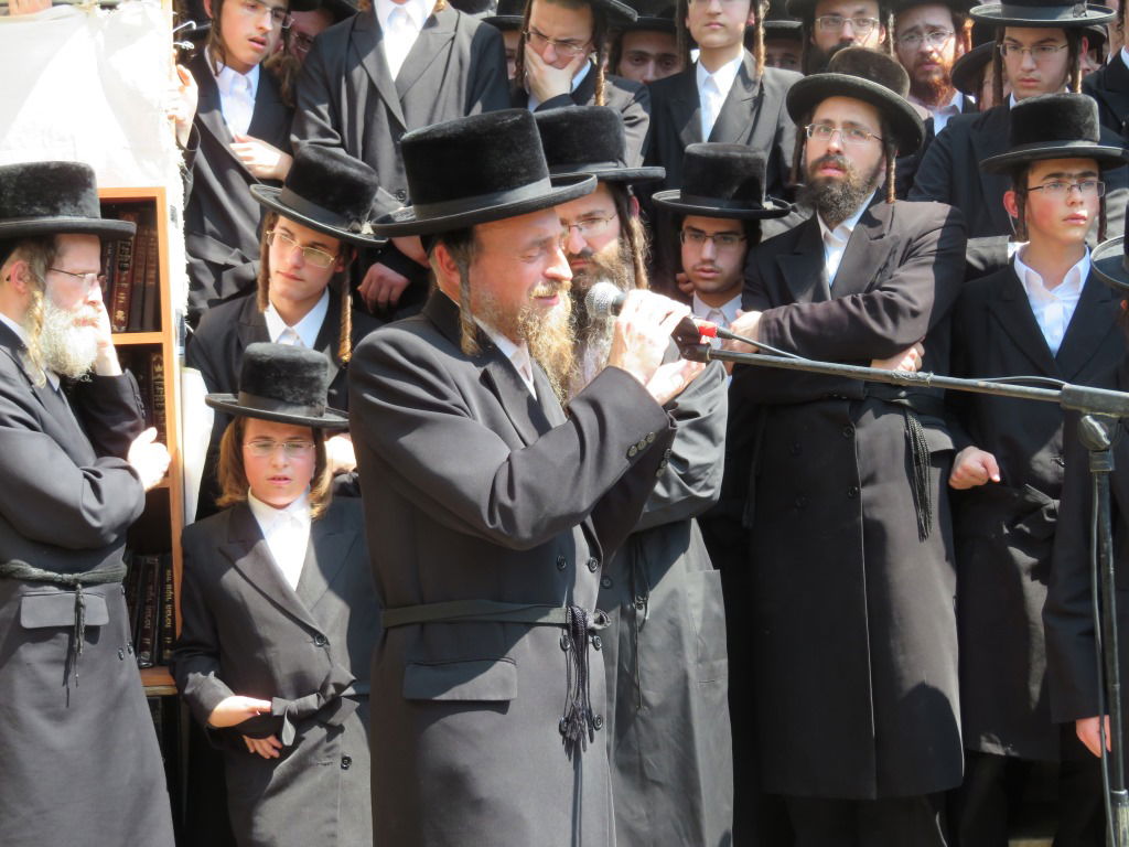 "קרבן ציבור": האדמו"ר מצאנז הספיד את האברך וניחם את היתומים