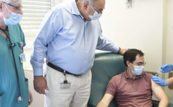 אחד מהנסיינים בעת מתן החיסון בהדסה