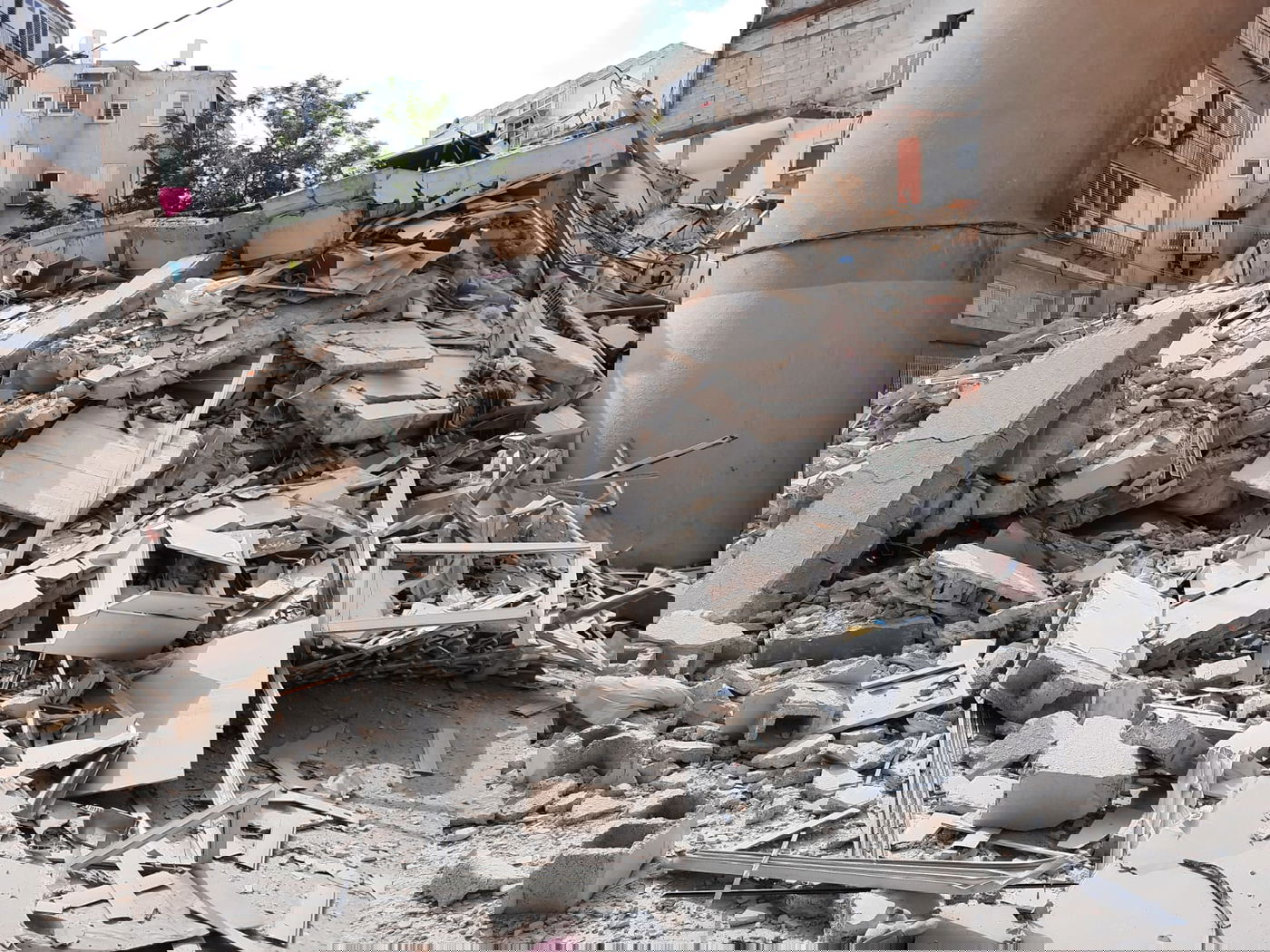 36 משפחות ניצלו • דרמה בחולון: בניין מגורים קרס לחלוטין