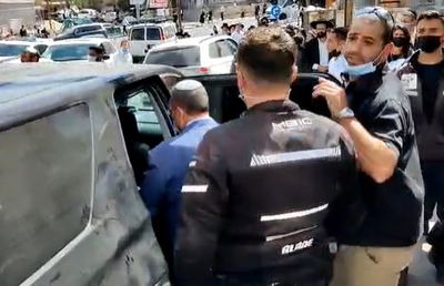 משה ליאון נכנס לרכבו