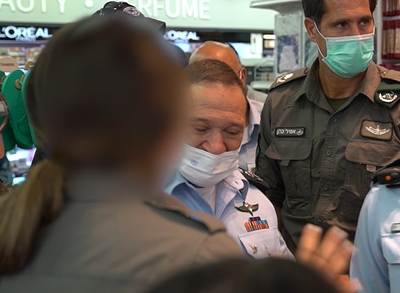 הלוחמת משחזרת את הנטרול המשותף עם תלמיד הישיבה