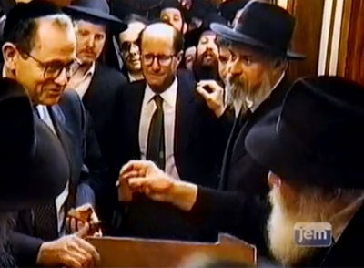 הרבי בערב כיפור: "אני צריך להזכיר לך על אשתך?"