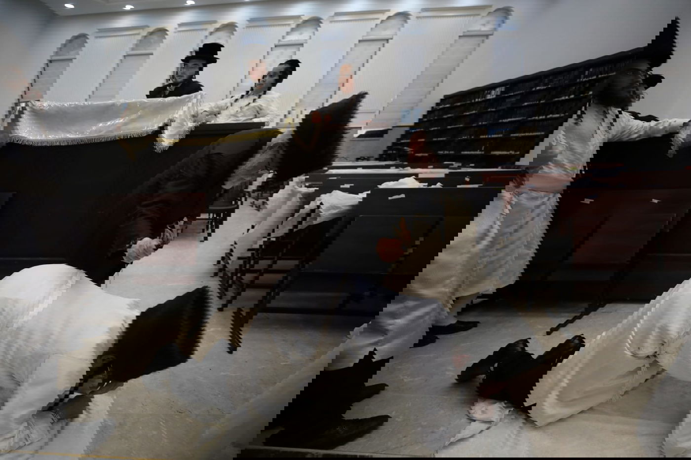 תיעוד מיוחד: מנהג ה'מלקות' בחצר זוועהיל