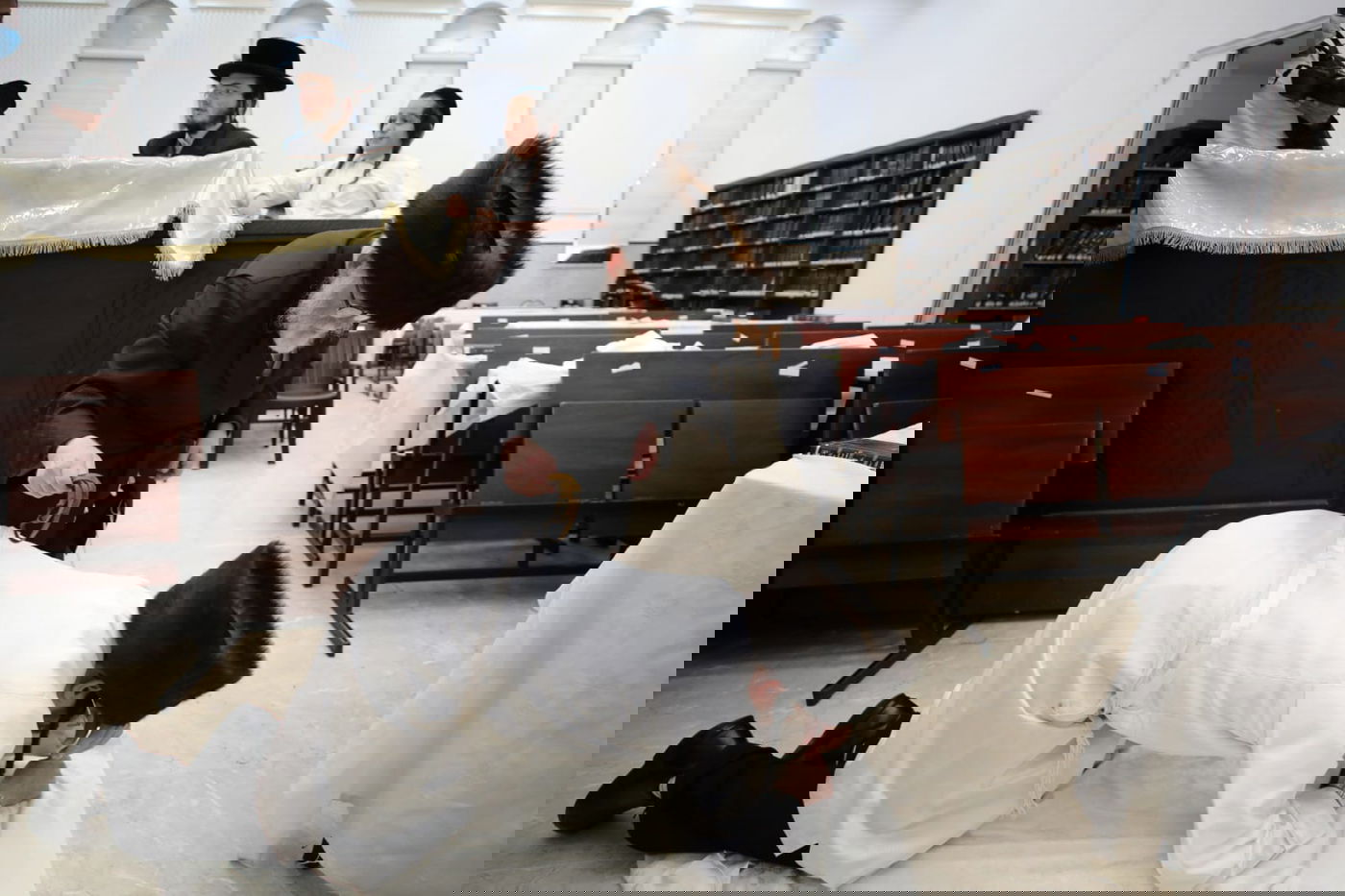 תיעוד מיוחד: מנהג ה'מלקות' בחצר זוועהיל