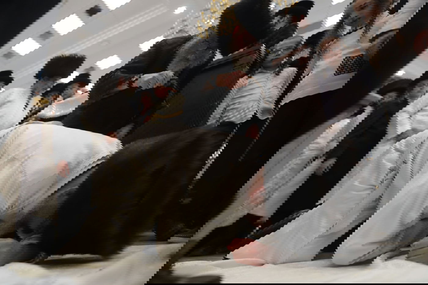 תיעוד מיוחד: מנהג ה'מלקות' בחצר זוועהיל