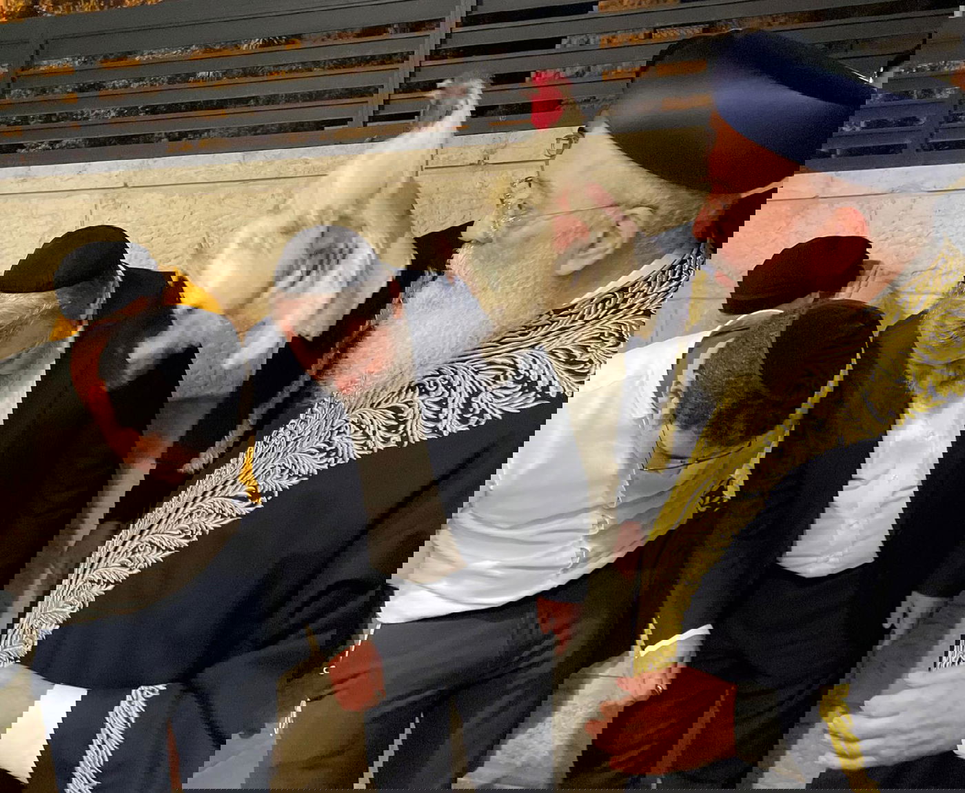 הראשל"צ הגר"ש עמאר במנהג הכפרות וכיסוי הדם. צפו