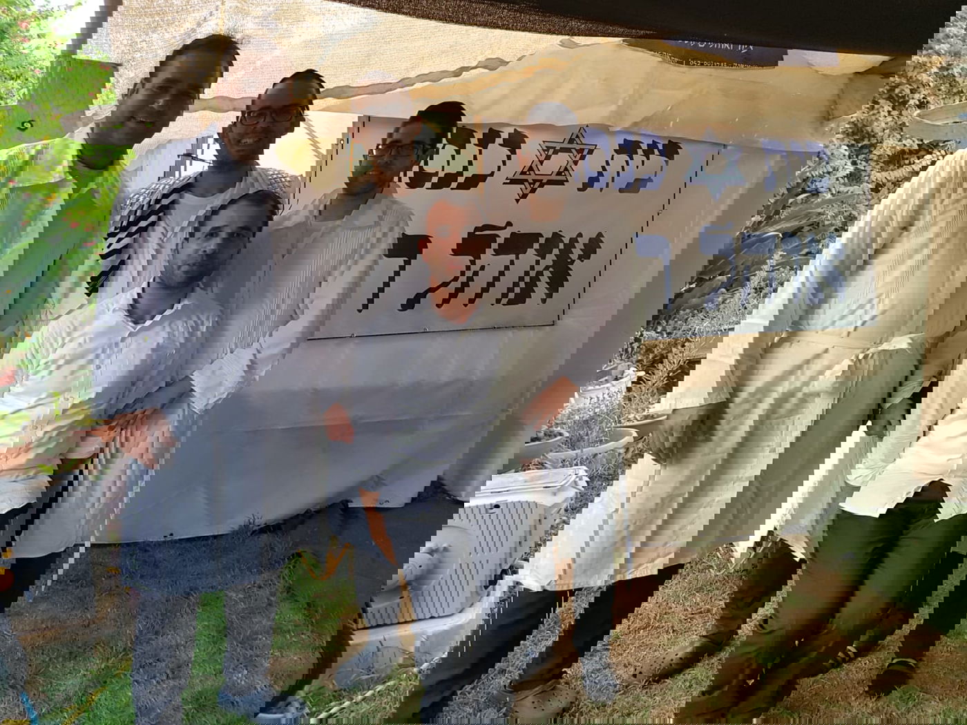 מתארגנים לתפילה בחוץ - בשנה שעברה