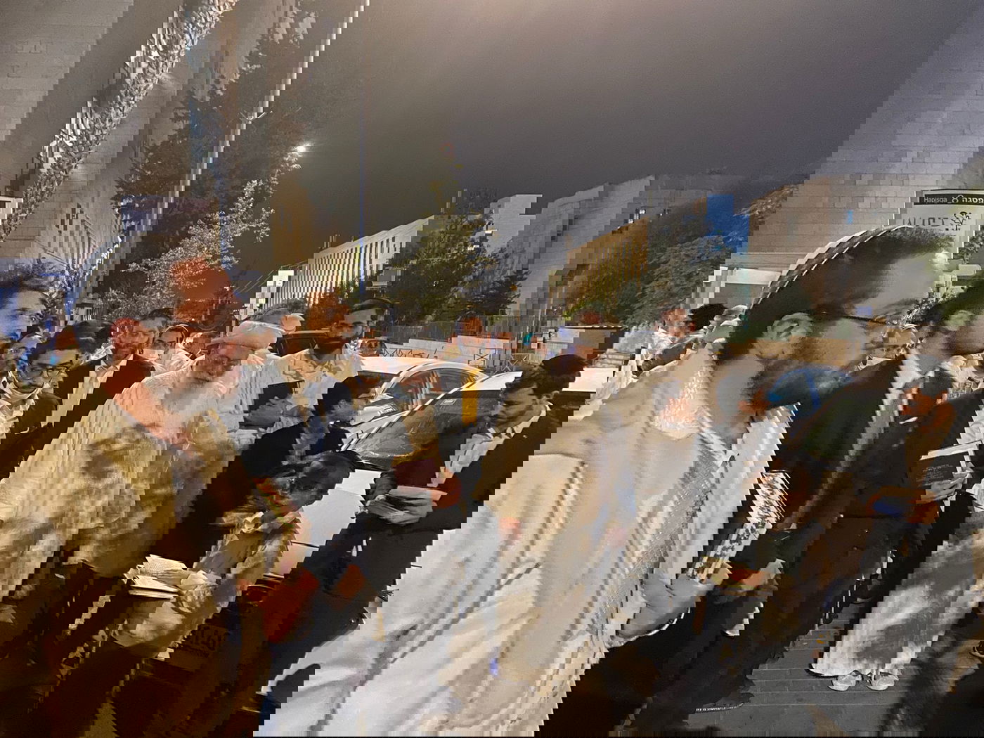 צפו: הראשל״צ הגר״ש עמאר בברכת הלבנה