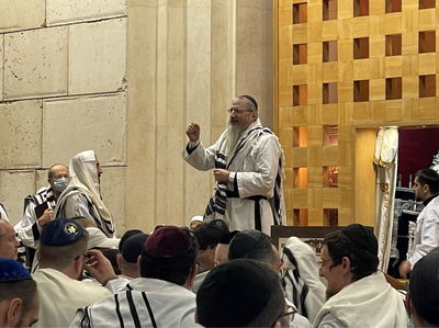 הרב קפץ, והלהיב את המתפללים במוסקבה