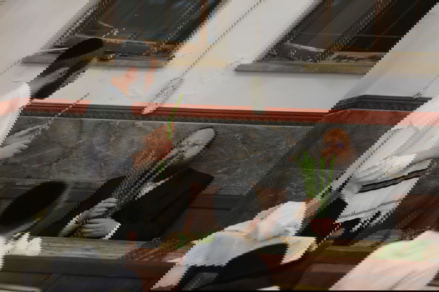 תיעוד מחלון בית הכנסת: שוק ארבעת המינים במאה שערים