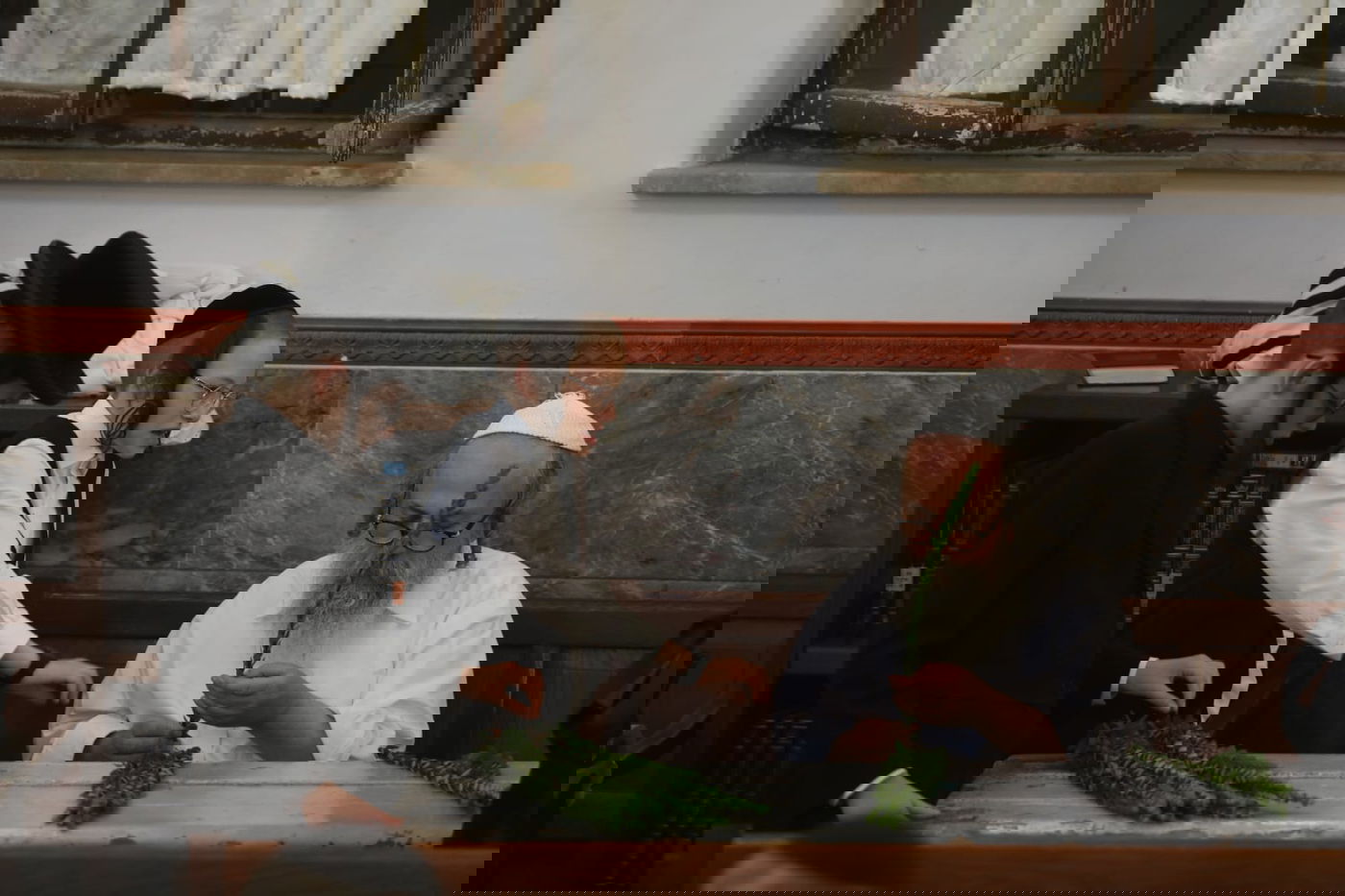 תיעוד מחלון בית הכנסת: שוק ארבעת המינים במאה שערים