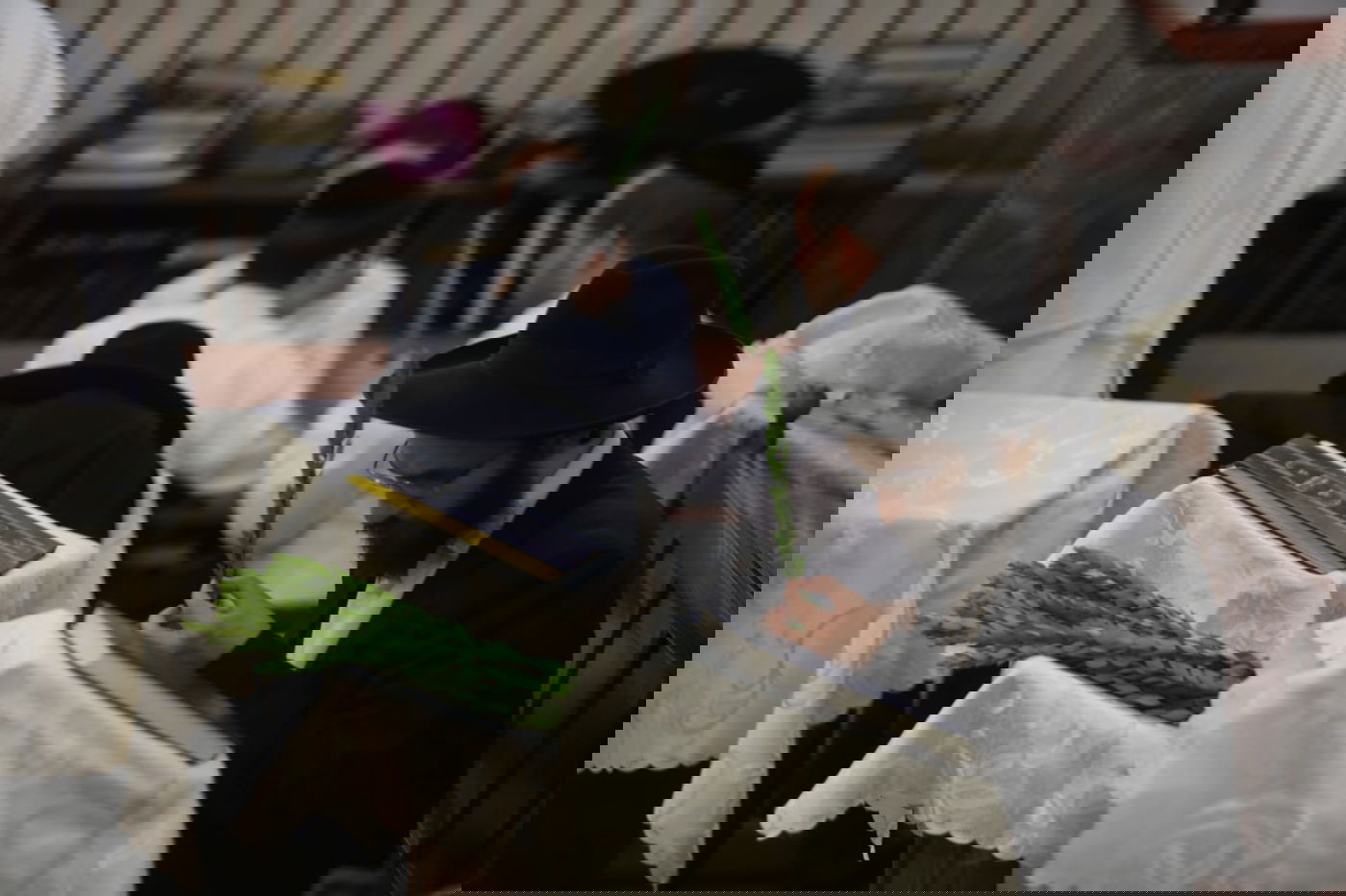 תיעוד מחלון בית הכנסת: שוק ארבעת המינים במאה שערים