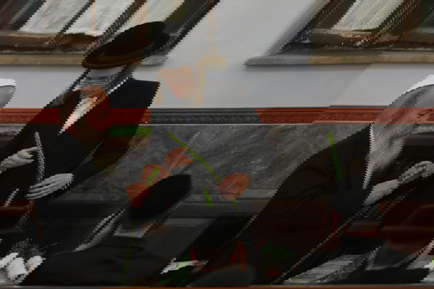 תיעוד מחלון בית הכנסת: שוק ארבעת המינים במאה שערים