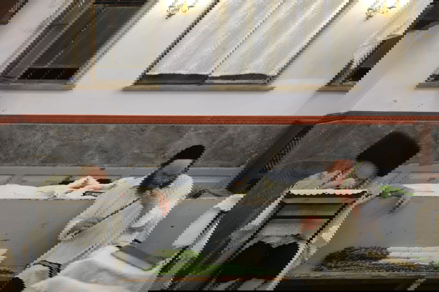 תיעוד מחלון בית הכנסת: שוק ארבעת המינים במאה שערים