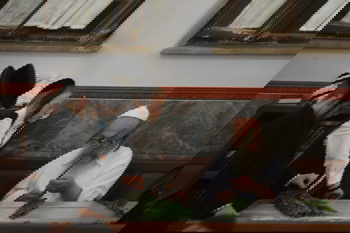 תיעוד מחלון בית הכנסת: שוק ארבעת המינים במאה שערים