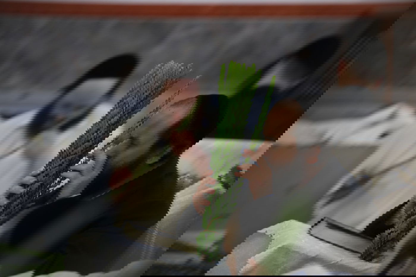 תיעוד מחלון בית הכנסת: שוק ארבעת המינים במאה שערים