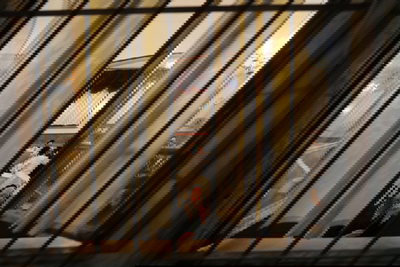 תיעוד מחלון בית הכנסת: שוק ארבעת המינים במאה שערים