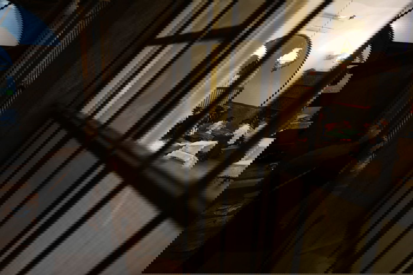 תיעוד מחלון בית הכנסת: שוק ארבעת המינים במאה שערים