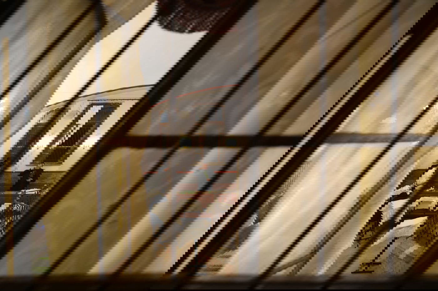 תיעוד מחלון בית הכנסת: שוק ארבעת המינים במאה שערים