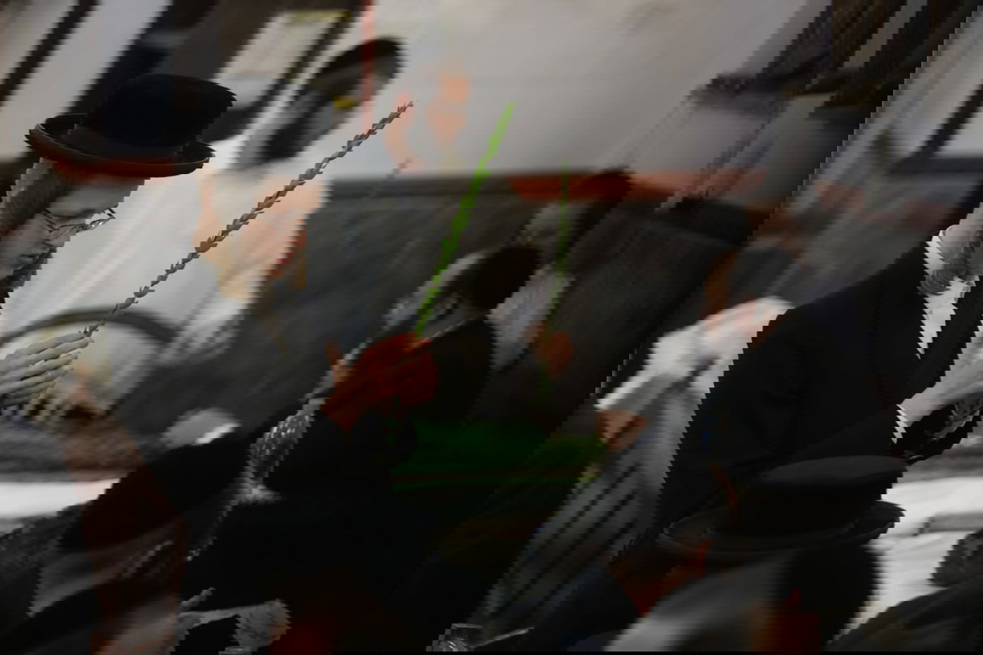 תיעוד מחלון בית הכנסת: שוק ארבעת המינים במאה שערים