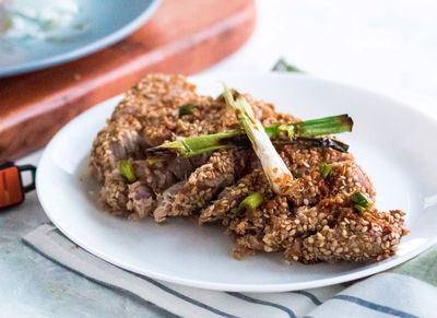 טונה צרובה בסויה ודבש עם ציפוי שומשום פריך