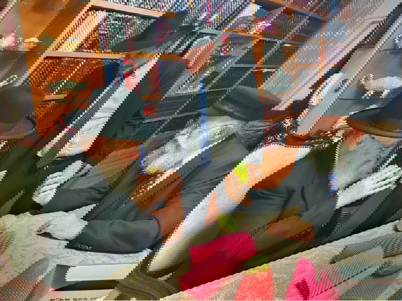 ר' יענקלה גלויברמן העניק להגר"י יוסף ולשר בני גנץ ארבעת המינים