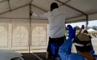 החתן מורם על הכתפיים