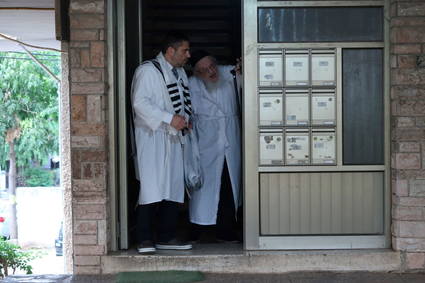 תיעוד: חבר 'המועצת' הגאון רבי מאיר צבי ברגמן, בערב ומוצאי יום הכיפורים