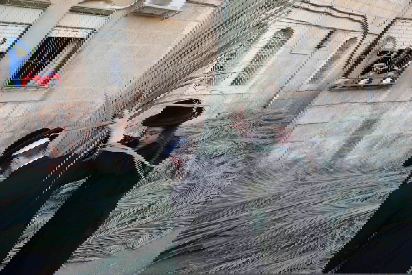 כך קונים סכך לסוכה במאה שערים • גלריה