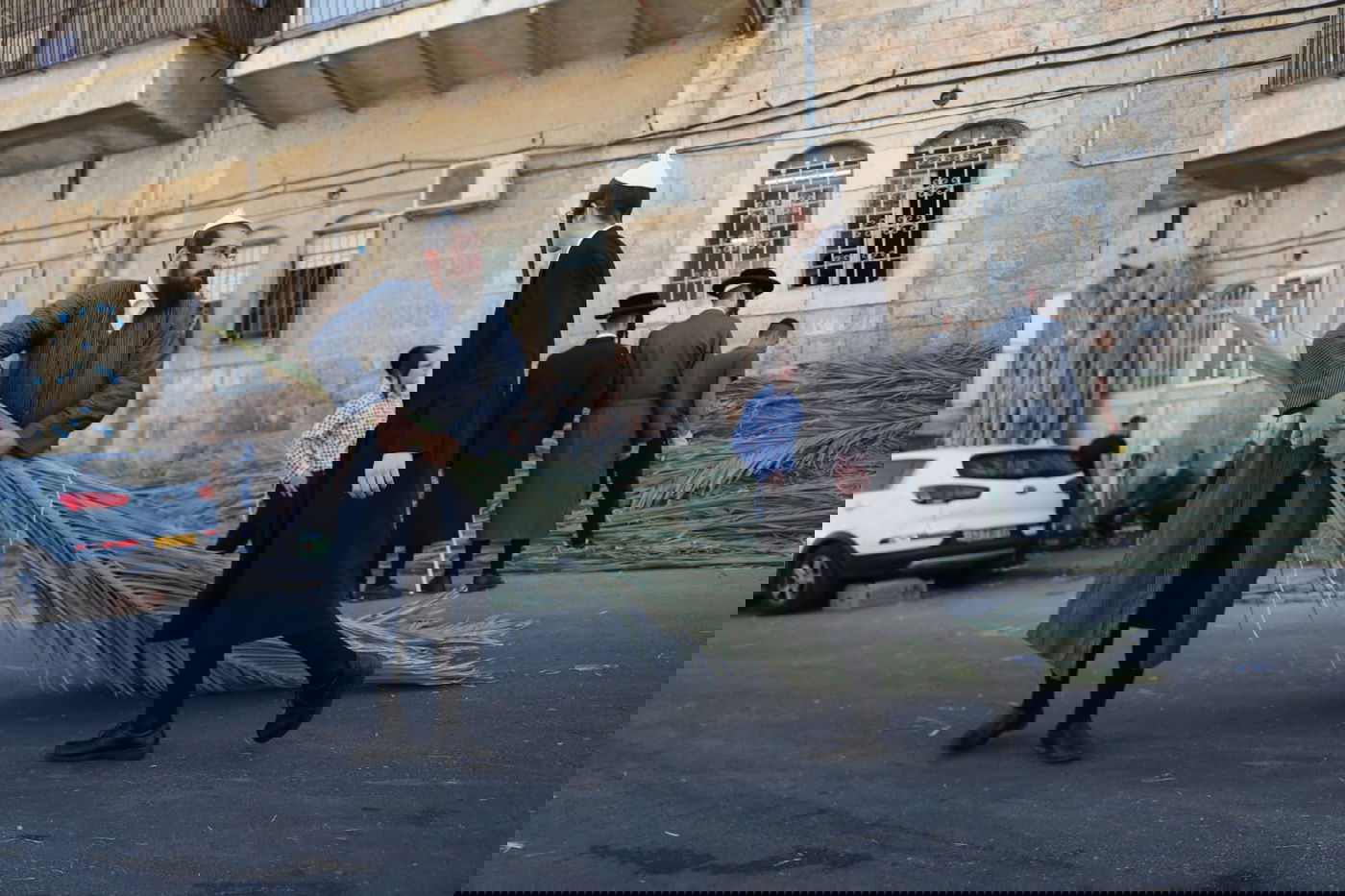 כך קונים סכך לסוכה במאה שערים • גלריה