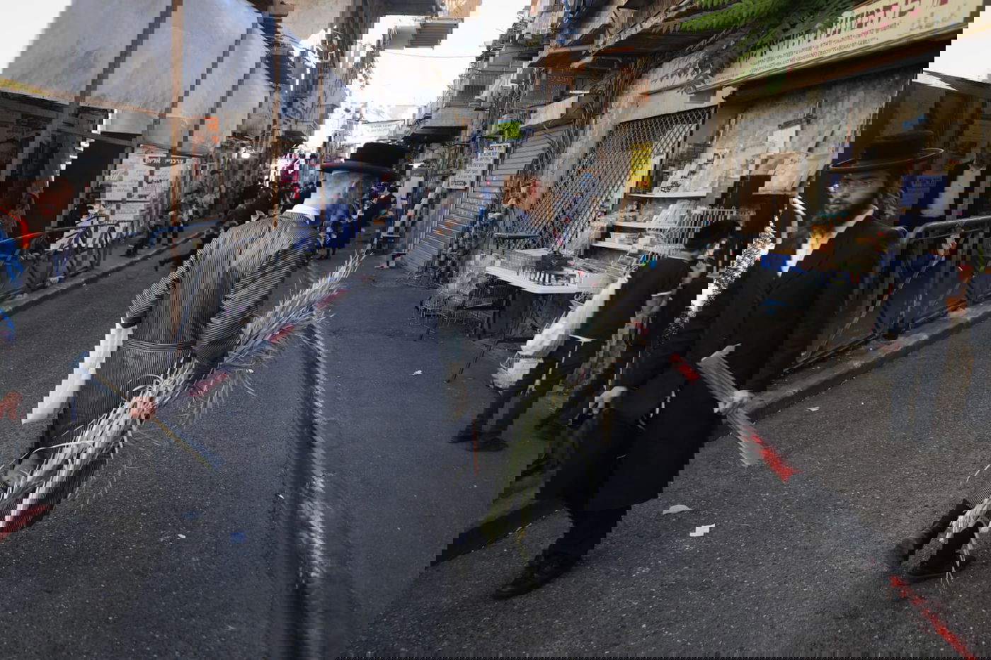 כך קונים סכך לסוכה במאה שערים • גלריה