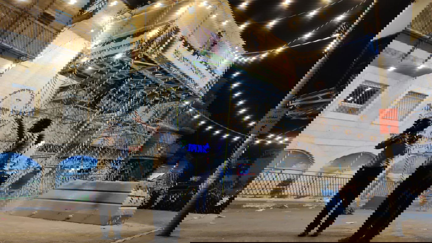 עם 200 שוטרים ועימותים; כך פורקה הסוכה הירושלמית