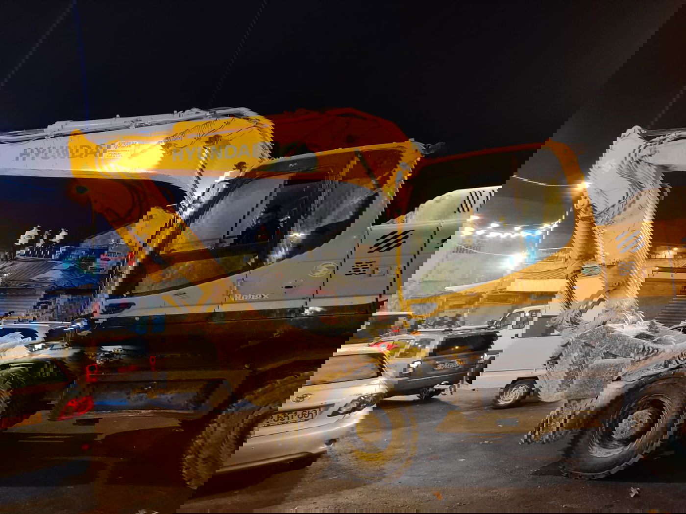 עם 200 שוטרים ועימותים; כך פורקה הסוכה הירושלמית