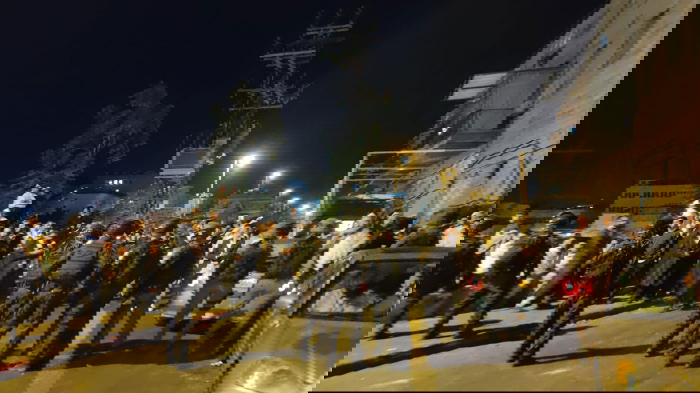 עם 200 שוטרים ועימותים; כך פורקה הסוכה הירושלמית