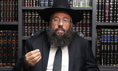 הרב בנימין חותה: "חייב אדם לשמח את אשתו במועד"