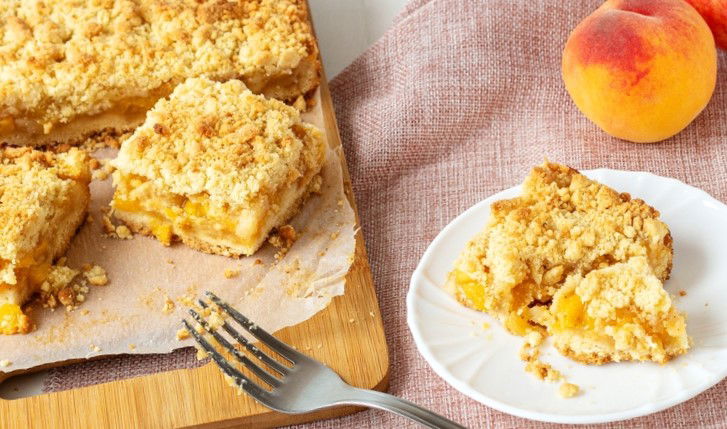 טארט קראמבל אפרסקים ואגוזי פקאן