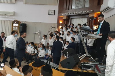 פ"ת: אלי הרצליך שר עם עשרות ילדים • צפו
