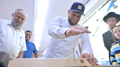 כשמני הולנדר ביקר בנגריה - בערב סוכות; זה מה שקרה