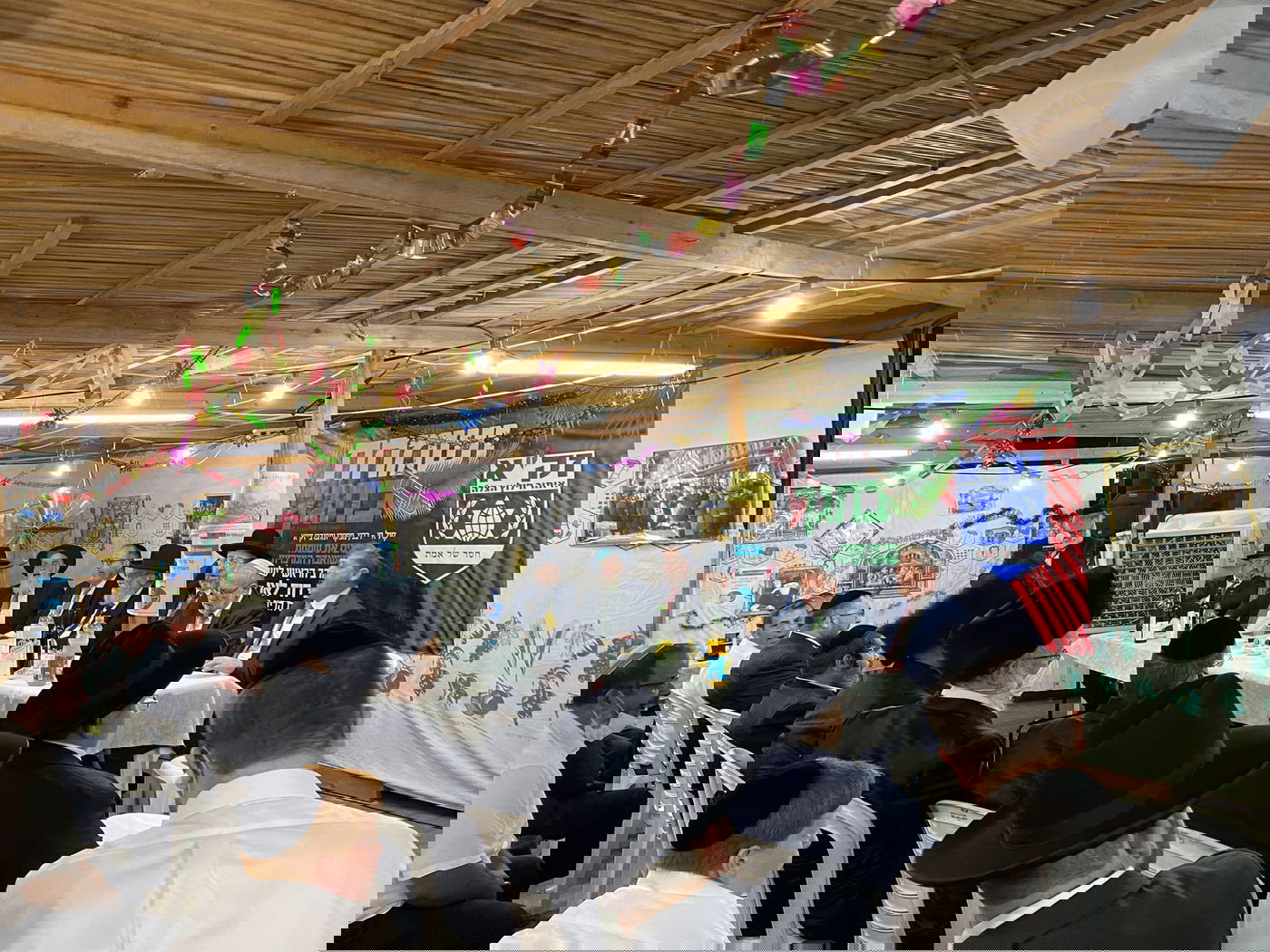 תיעוד: 'הקבלת פני רבו' בסוכת הרב הראשי