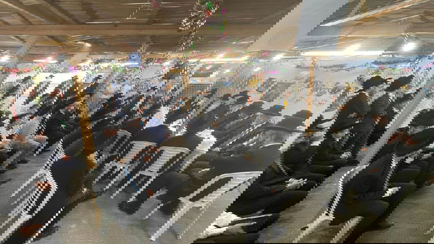 תיעוד: 'הקבלת פני רבו' בסוכת הרב הראשי