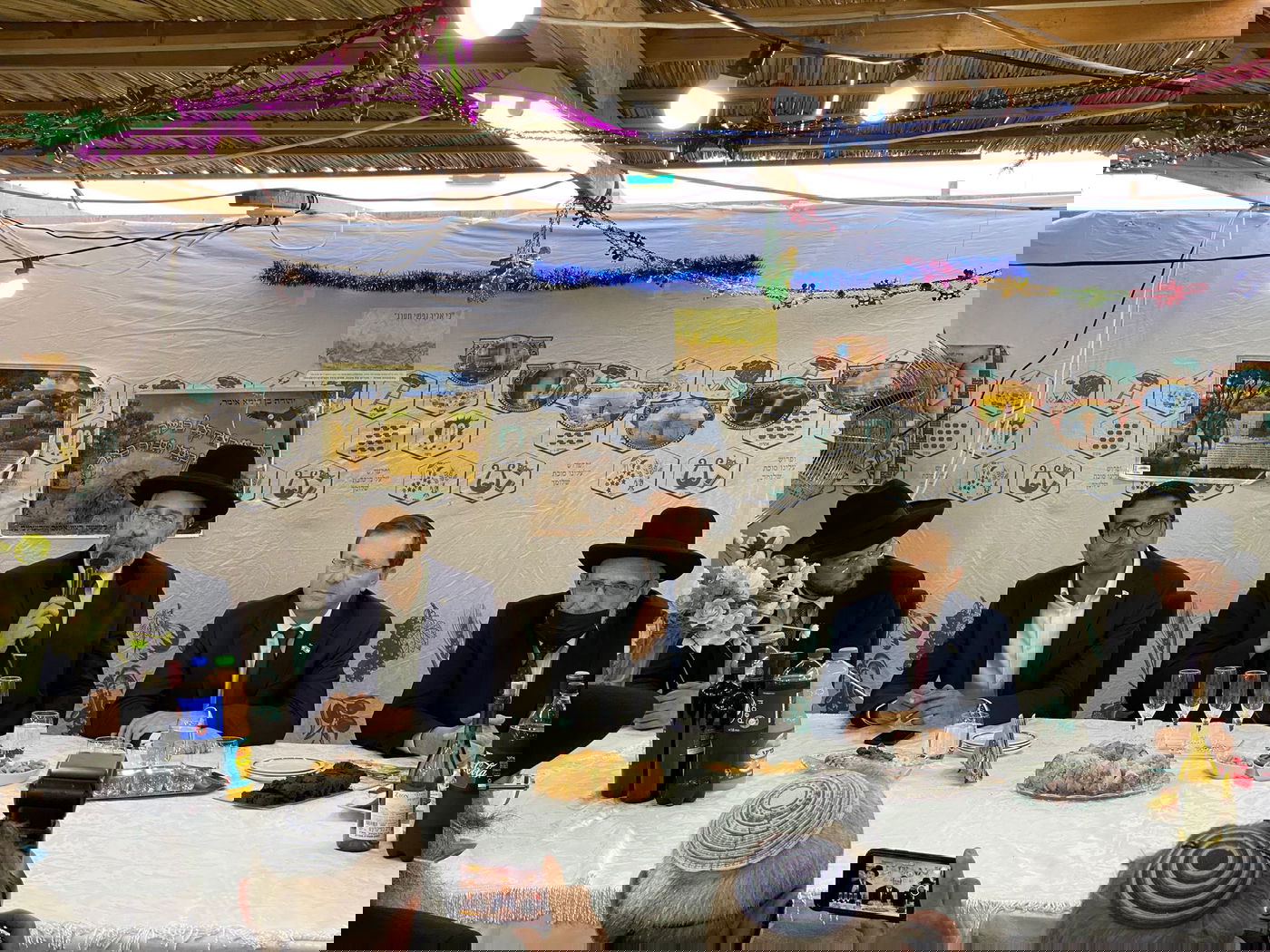 תיעוד: 'הקבלת פני רבו' בסוכת הרב הראשי