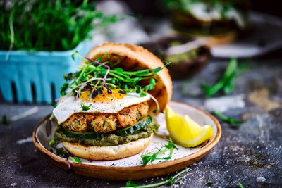 המבורגר סלמון וסלט עלי רוקט